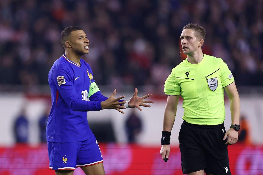 伊涅斯塔造访巴萨基地，与佩德里、费尔明、亚马尔合影